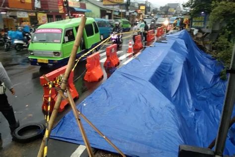 Ada Longsor Di Jalan Raya Tajur Kota Bogor Pengendara Harus Ekstra