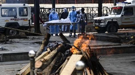 Two Indian Muslims Carry Out Funeral Rites of Hindus Who Died of COVID ...