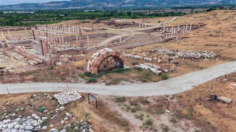 Erozyonla gelen toprak Tripolis Antik Kenti ni yorgan gibi korumuş