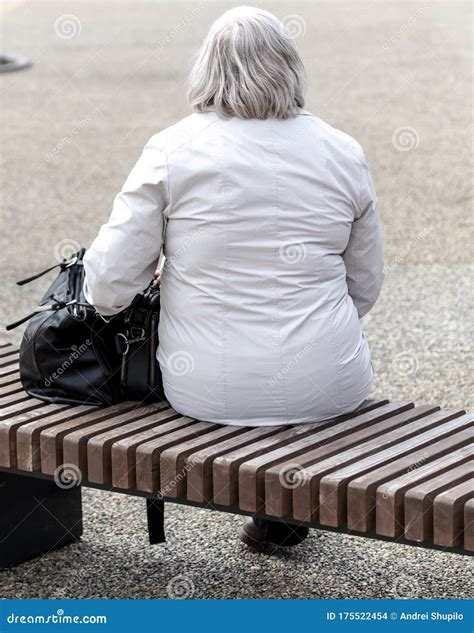 Une Vieille Dame Assise Sur Un Banc De Parc Photo Stock Image Du Banc