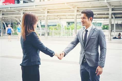 Des Gens D affaires Heureux Se Serrent La Main La Réussite Des