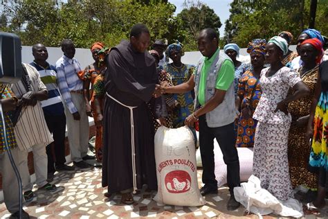 Conosaba do Porto MON NA LAMA PR DA GUINÉ BISSAU ENTREGA SEMENTES DE