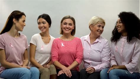 Mujeres En Camisas Rosadas Con La Cinta Del C Ncer De Pecho Que Muestra