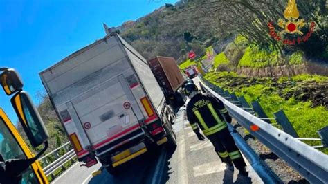 Tamponamento Tra Due Tir In Autostrada Un Ferito Ottopagine It Avellino