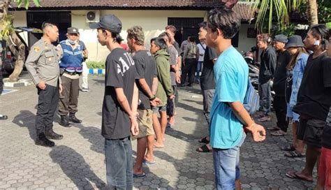 NUSABALI Warga Keluhkan Pengamen Mabuk Di Jalan