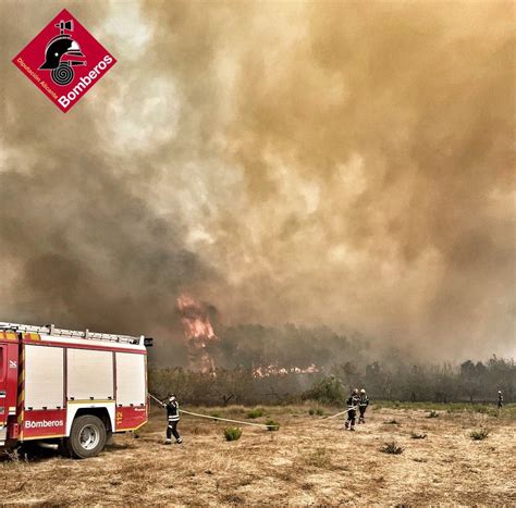 Bomberos trabajando en la extinción del incendio de Vall d Ebo