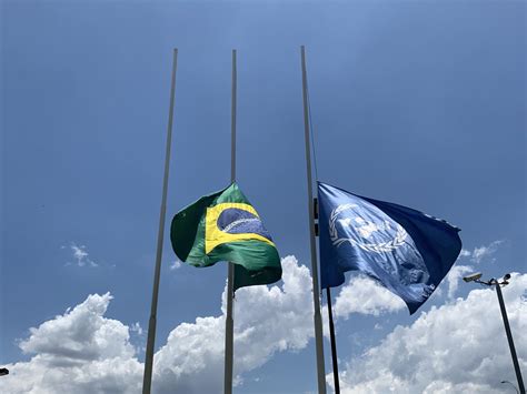 Bandeira A Meio Mastro - Casa da ONU Brasil hasteia bandeiras a meio mastro em homenagem a ...