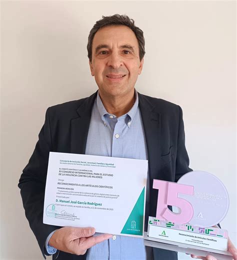 El profesor de la UPO Manuel José García, reconocido por su artículo