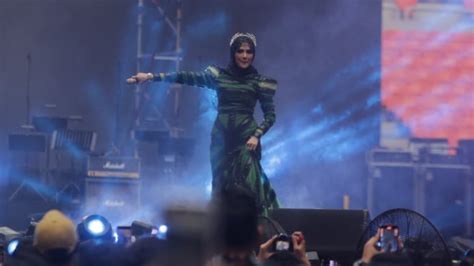 Mulan Jameela Panaskan Malam Pembuka Konser Pesta Rakyat Dewa 19