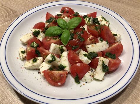 Mozzarella Tomaten Salat Mit Pesto Von Daniela Chefkoch