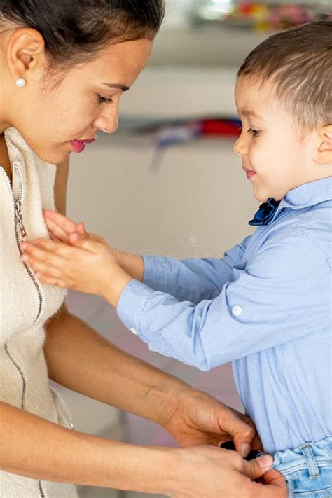 Meisje Versiert Babys Gezicht Stock Afbeelding Image Of Kleurrijk