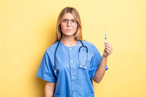 Jolie fille blonde se sentant triste bouleversée ou en colère et regardant sur le côté