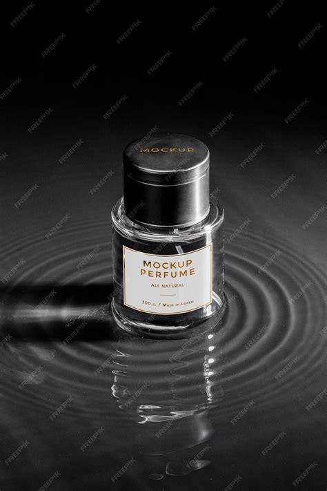 Стеклянная бутылка макета духов с чистой водой | Премиум PSD Файл