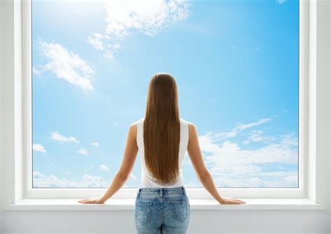 Vista Trasera De La Mujer Mirando A La Ventana Chica Joven Silueta Del