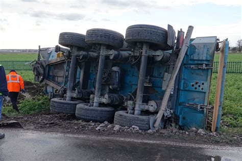 Sattelzug Mit Erde Landet Auf Dem Feld Radio Dresden