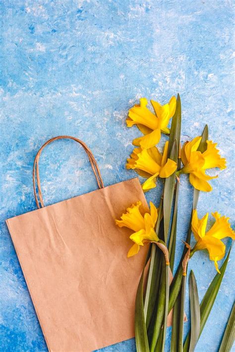 Las Flores Del Narciso Son Amarillas En Una Bolsa De Papel De M Rmol