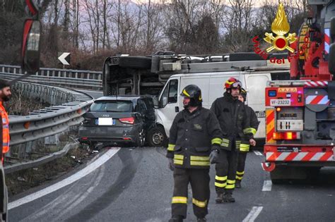 Incidente Sulla Milano Lecco A Briosco Autocisterna Si Ribalta Tre