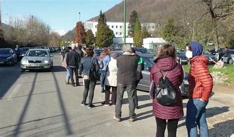 Foto Brașov Sute de persoane stau la coadă la maratonul de vaccinare