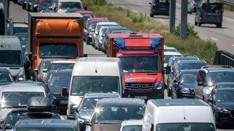 Bayern A Stau Chaos Zum Beginn Der Sommerferien Vollsperrung Bei