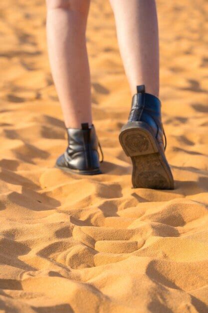 Femme marchant vers l avant sur le sable se déplaçant les pieds avec