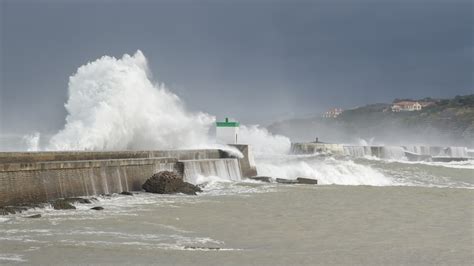 Scientists test Guardian in Pacific Ring of Fire to detect tsunamis ...