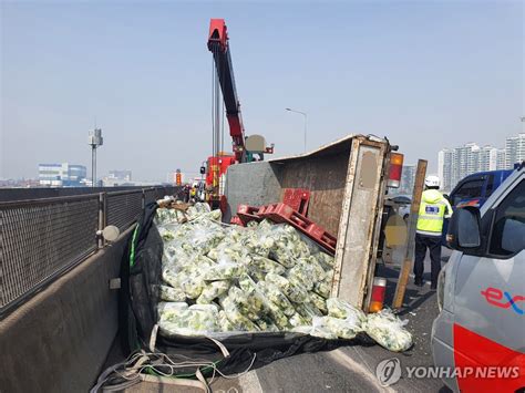 제2경인고속도로서 추돌사고 낸 화물차 전도 연합뉴스