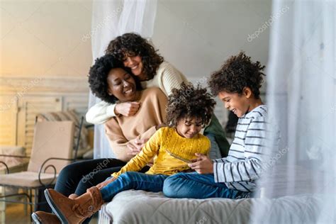 Feliz familia multiétnica pasando tiempo juntos en casa gay pareja niños amor felicidad