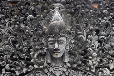 Estatua De Dios En Indonesia Frente Al Templo De Bali S Mbolo Hind