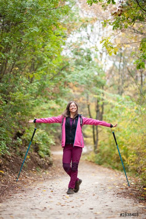 Excursionista Chica De Pie En Un Camino Ancho En Las Foto De Stock