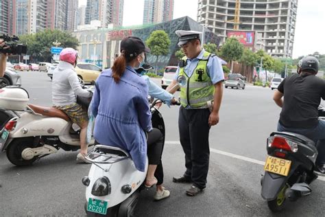 火眼金睛600张电动车假套牌无所遁形 交警 新浪新闻