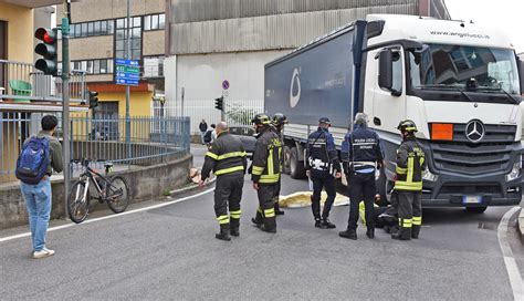 Bergamo Travolto In Bici Dal Camion Che Svolta A Destra Muore