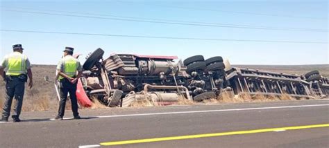 Volcadura de tráiler cargado con pacas de pastura en la carretera Vía