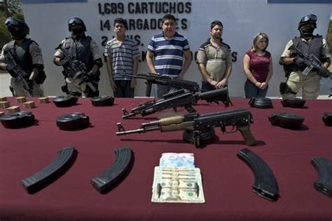 La Jornada Detienen a policías y presuntos narcos tras enfrentamiento