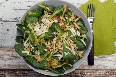 Feldsalat Mit Pfeln Parmesan Und Pinienkernen Ricetta