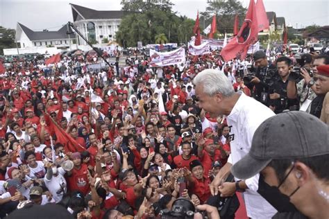 Capres Nomor Urut Ganjar Pranowo Hadiri Hajatan Rakyat Di Lapangan