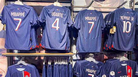 Psg Non Le Maillot De Mbapp Na Pas T Retir De La Boutique Du Club