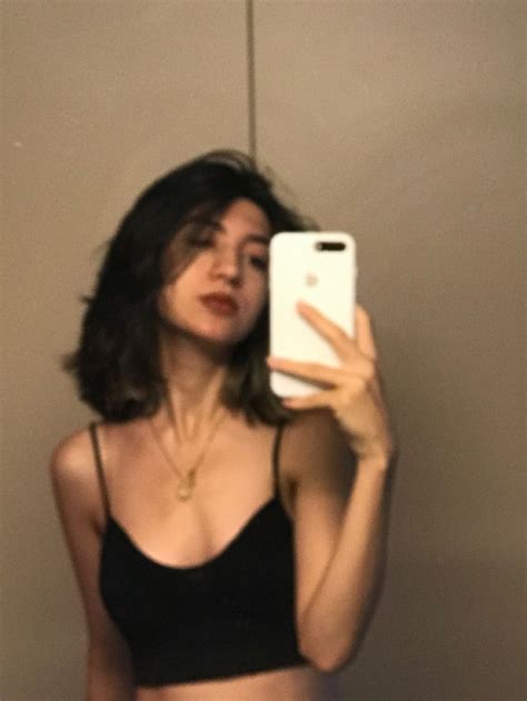 Blurry short hair mirror selfie aesthetic