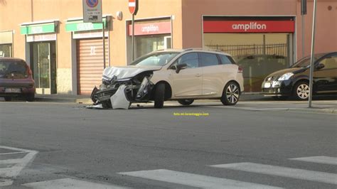 Cesano Boscone Incidente In Via Roma Due Auto Finiscono Sul