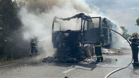 Incendiu pe un drum din Botoșani Camion plin cu baloți de paie cuprins