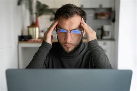 Tiro Medio Hombre Trabajando En La Computadora Port Til Foto Gratis