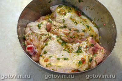 Куриные бедра, запеченная с соусом мохо. Рецепт с фото