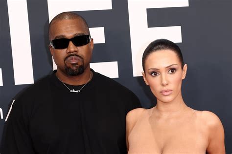 Bianca Censori Moglie Di Kanye West Sfila In Nude Look Ai Grammy 2025