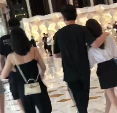 王思聰帶三位美女同行，被美女踩掉鞋子不生氣，摟著女友往前走 每日頭條