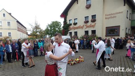 Burschen und Madla feiern sechs Tage lang Unermüdliches Kirwa Volk Onetz