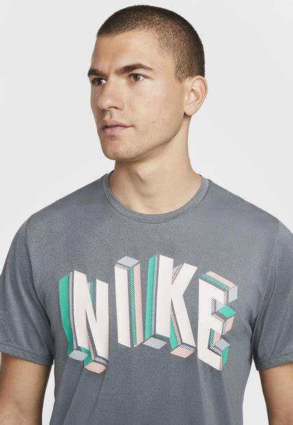 Polera Nike M Np Df Hpr Dry Top Ss Su Gfx Gris Calce Regular Compra