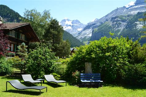 Entspannen auf der Sonnenterrasse vom Hotel Blümlisalp Hotel