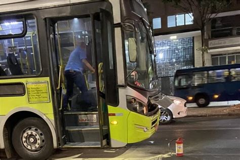 Acidente e problema em ônibus travam o trânsito na av Afonso Pena em