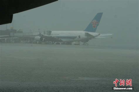 成都机场遭遇雷雨两度关闭 130个航班延误 搜狐