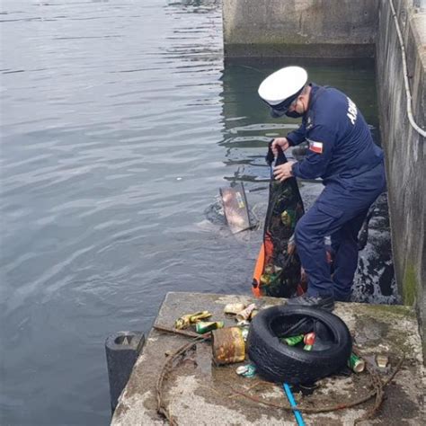 Más de una tonelada de basura es recogida durante limpieza de fondo