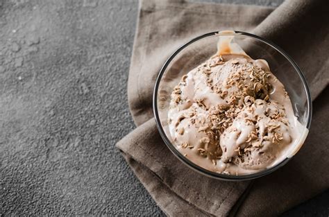 Un Plato De Helado De Chocolate Casero Con Trocitos De Chocolate